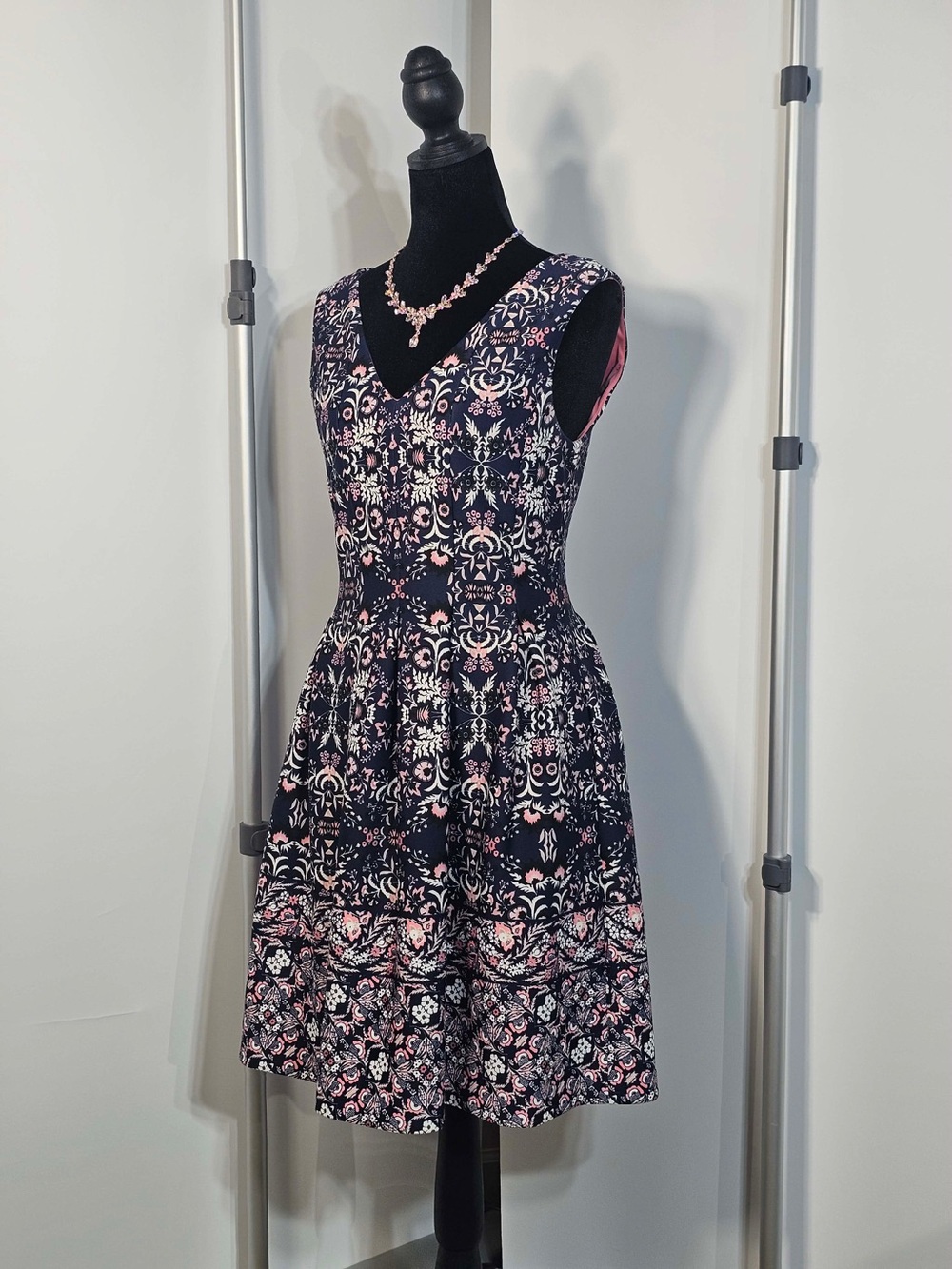 #215 Vince Camuto Sleeveless Fit & Flare Dress — Size 6